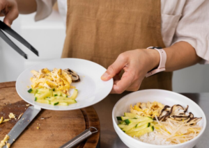 자취생을 위한 실전 식비 절약 노하우! 집밥 요리, 알뜰 장보기, 식단 계획 등 실생활에서 바로 적용 가능한 팁을 친절하게 알려드립니다.