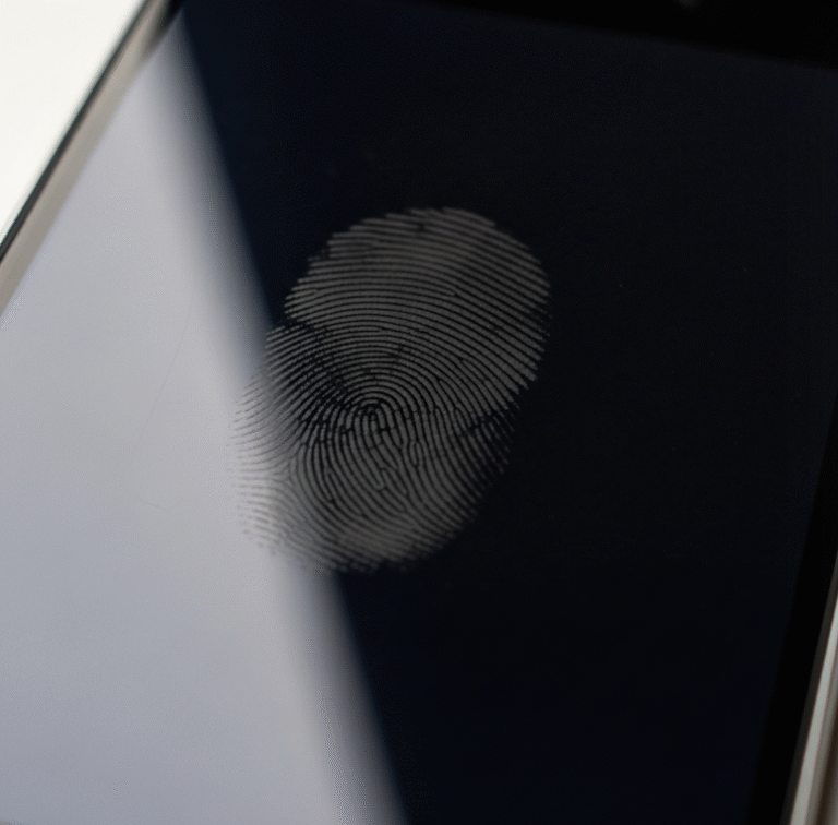 스마트폰 화면에 손자국이 잘 생기는 이유는?