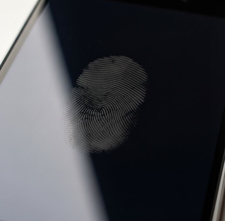 스마트폰 화면에 손자국이 잘 생기는 이유는?