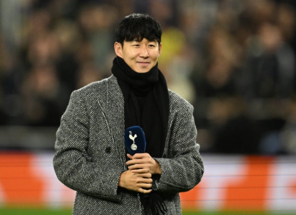 손흥민 미소! 복귀 토트넘, 자책골·PK 멀티골로 슬라비아프라하 3-0 완파! UCL 16강 향한 질주!